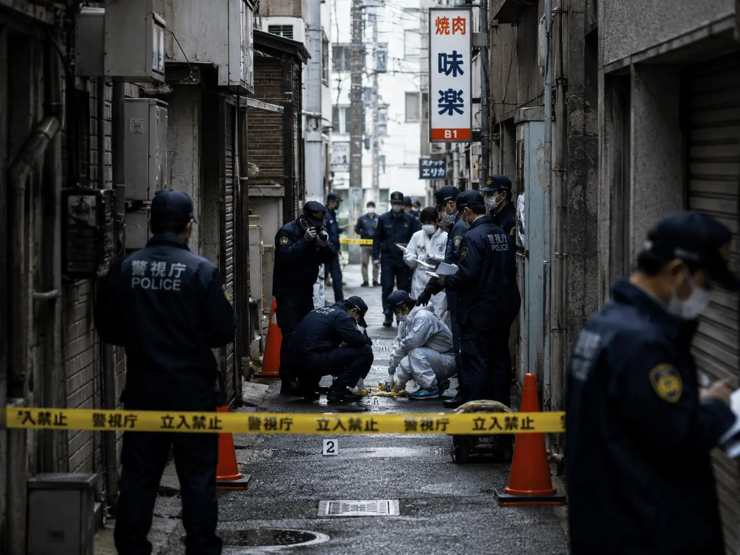 警察が路地裏を現場検証する