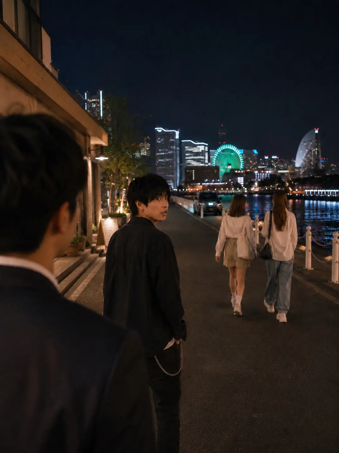 夜の海辺でユーイチがしきへ声をかける