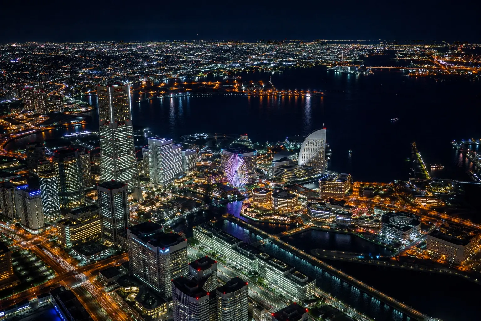夜空から見渡す横浜の街と港